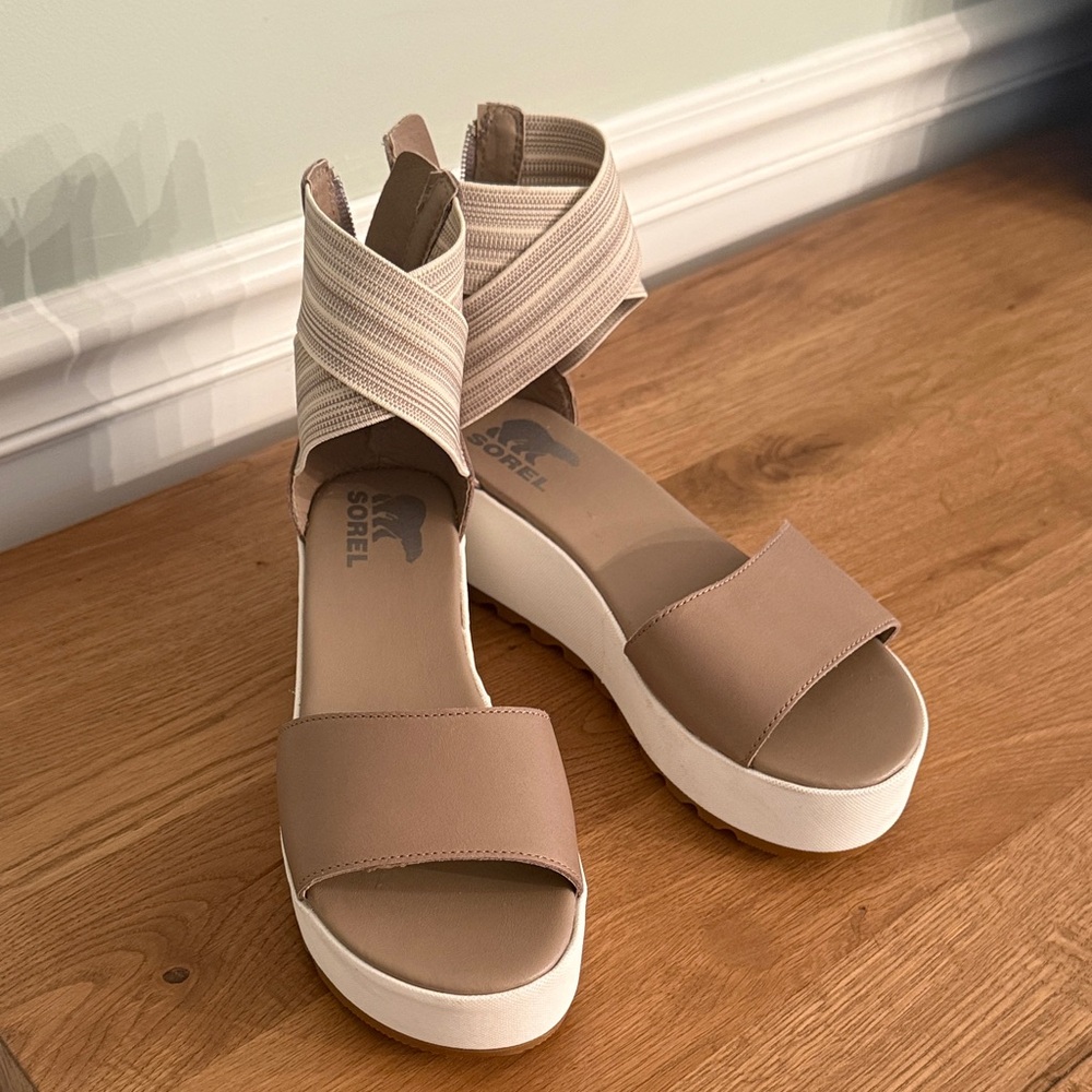 Sorel Women's Beige and White Sandals
